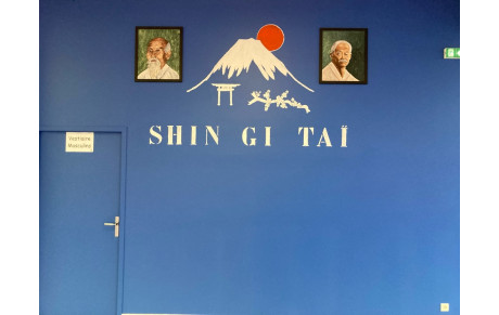 Jigorō Kanō est de retour dans notre dojo, l’encadrement des toiles a été changé. 